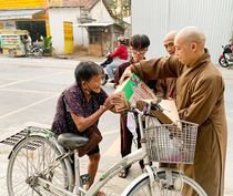 XUÂN HẠNH PHƯỚC - TẶNG QUÀ TẾT ĐƯỜNG PHỐ