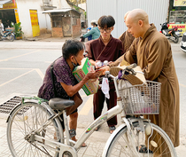 XUÂN HẠNH PHƯỚC - TẶNG QUÀ TẾT ĐƯỜNG PHỐ