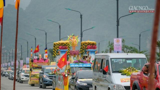 Diễu hành xe hoa trước Đại lễ Vesak tại Hà Nam 