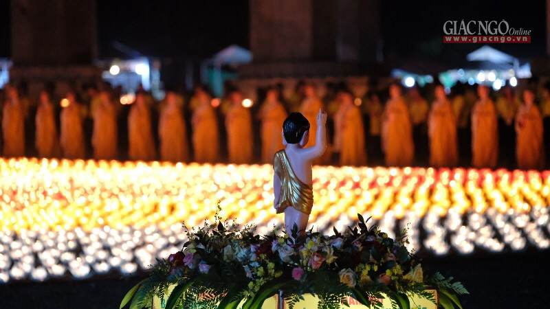 Lung linh đêm hoa đăng trong Đại lễ Vesak ở Hà Nam