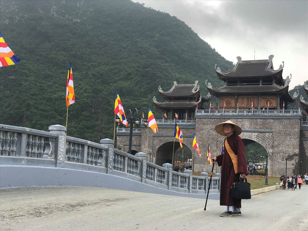 Vị sư gần trăm tuổi lặng lẽ chống gậy mang tâm tư về Tam Chúc dự Vesak