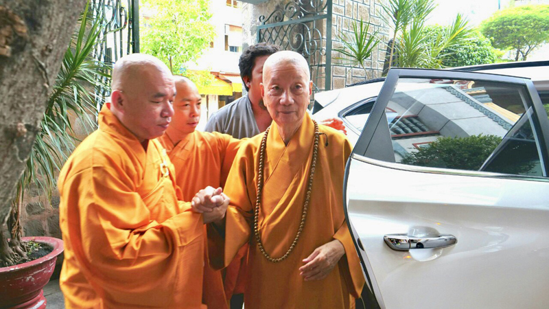 Tp. HCM: HT Thích Trí Quảng ghé thăm trường hạ quận 10