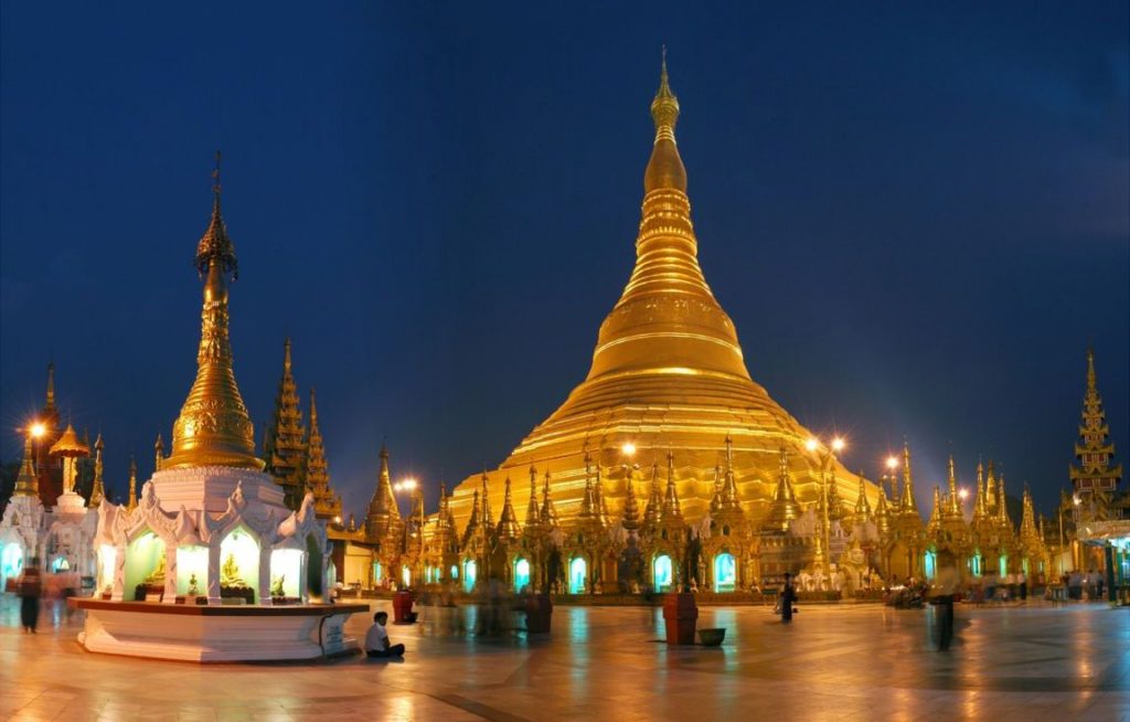 Ngôi chùa dát gần trăm tấn vàng, hàng ngàn viên kim cương và hồng ngọc