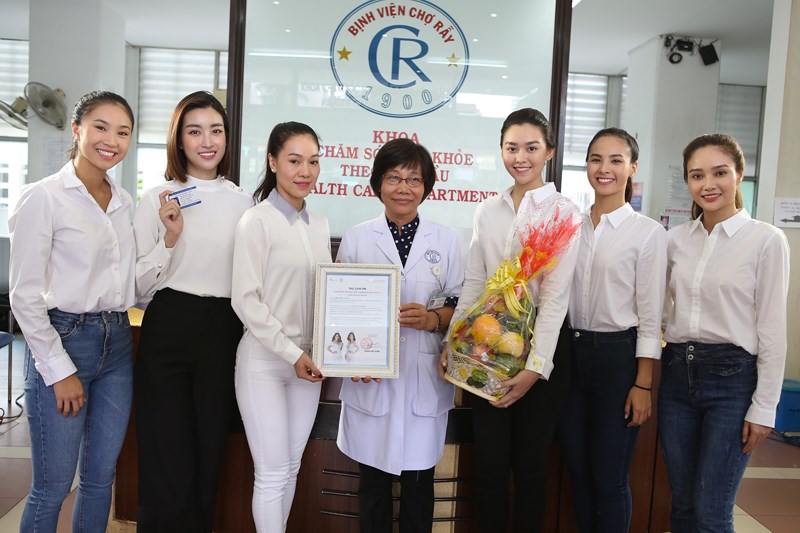 Thí sinh Miss World Vietnam đăng ký hiến tạng cùng MC Quyền Linh