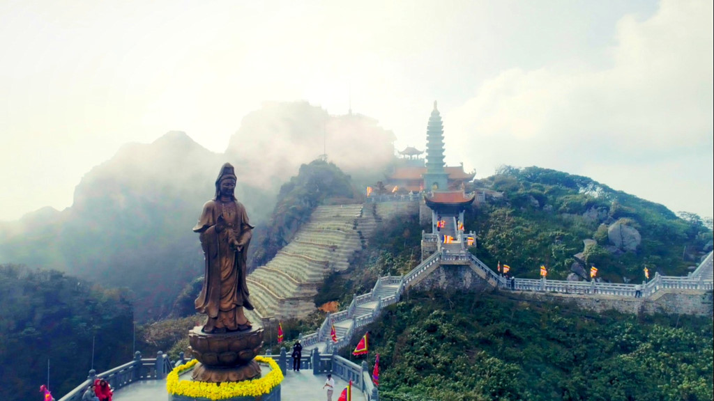 Dáng chùa Việt uy nghiêm trên đỉnh Đông Dương