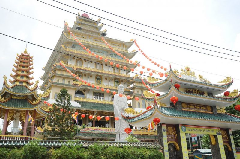 Chùa Vạn Đức - "Cải gia vi tự"