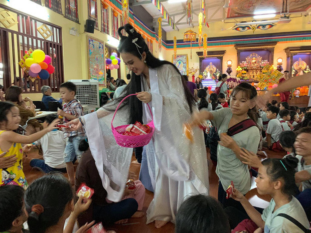Angela Phương Trinh hóa thân thành chị Hằng đến chùa phát bánh trung thu