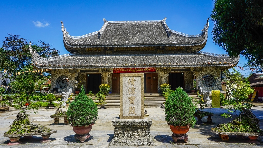 Ngôi chùa làm bằng san hô và gáo dừa độc đáo nhất Việt Nam
