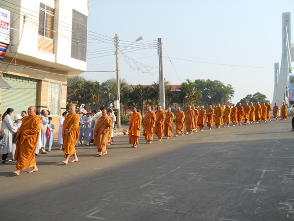 Độ mình, độ người qua hạnh khất thực