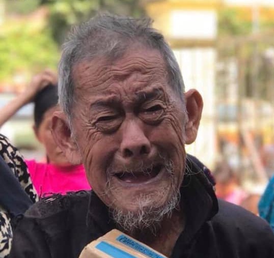 Bức ảnh khiến nhiều người cay mắt: Cụ già bật khóc khi nhận thùng mì tôm
