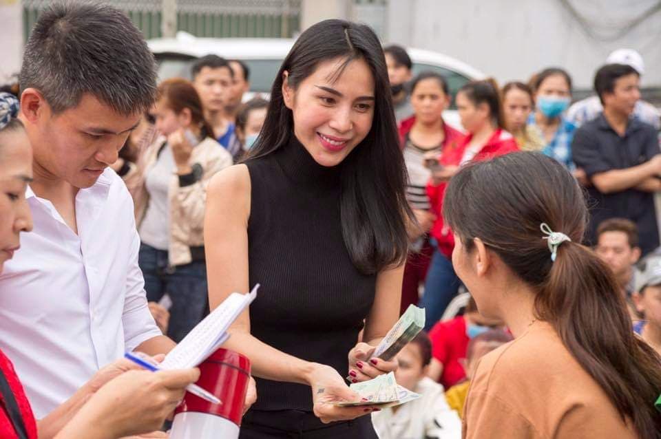 Công Vinh - Thủy Tiên trao gần 1 tỷ đồng cho công nhân về ăn Tết