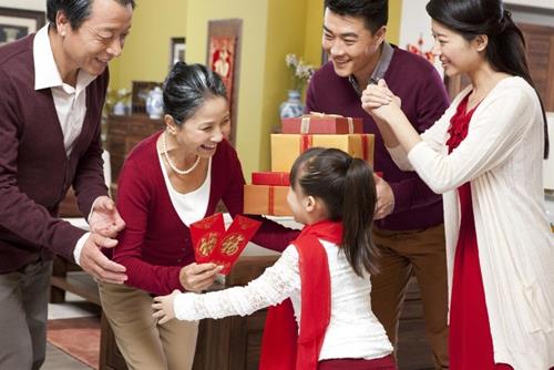 Tết thêm ý nghĩa với bài học dạy con từ việc nhận phong bao lì xì