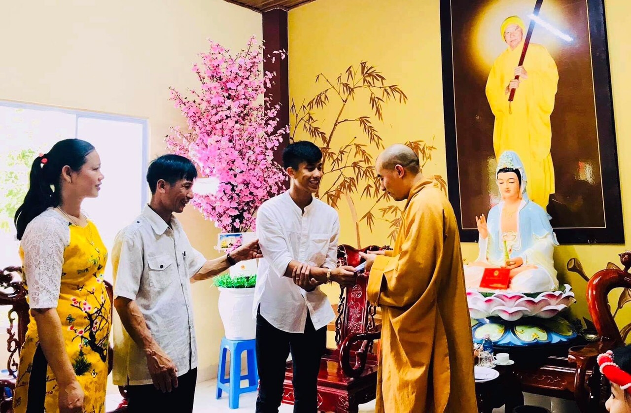 Cầu thủ Phan Văn Đức đi chùa lễ Phật
