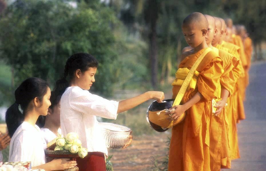 Học sinh, sinh viên cúng dường Tam Bảo như thế nào là tốt nhất?