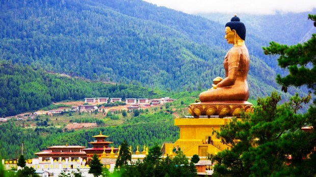 Người dân Bhutan làm điều lành mừng sinh nhật Quốc vương
