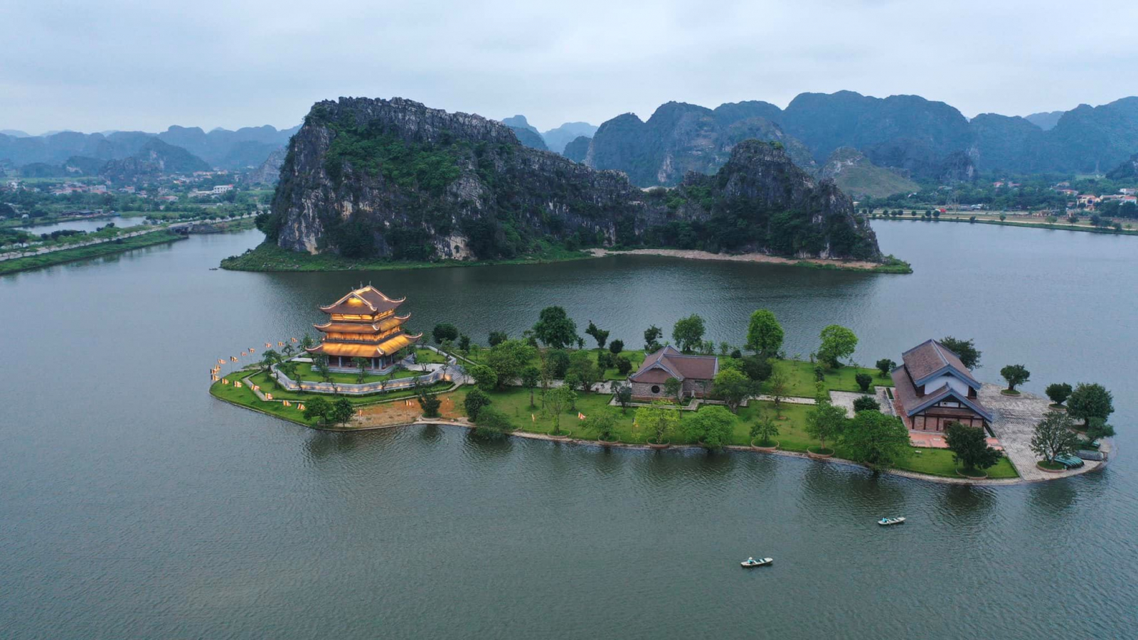 Vẻ đẹp trầm mặc và thanh bình của chùa Vàng