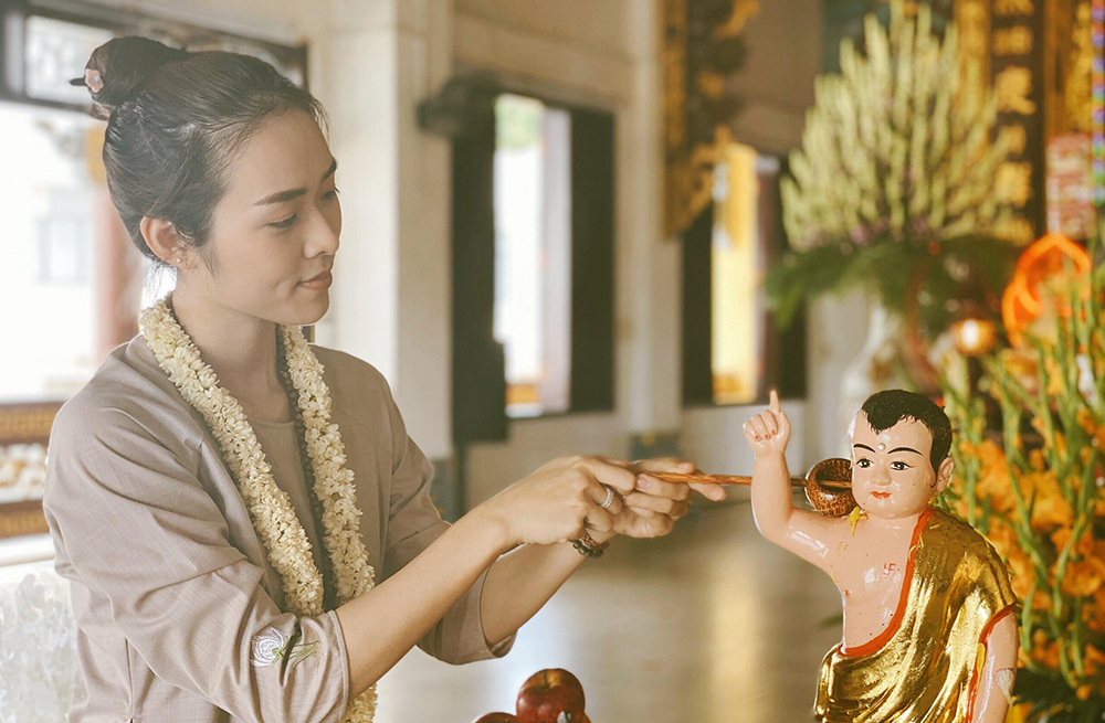 Diễn viên Diệp Bảo Ngọc vào chùa làm công quả
