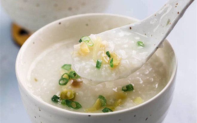 Người già nên ăn số lượng ít và chia ra ăn nhiều bữa, thức ăn mềm, lỏng
