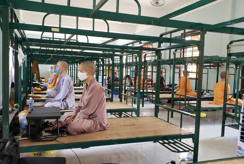 Tăng Ni du học sinh từ Myanmar dành thời gian thiền quán tại khu cách ly Chu Lai