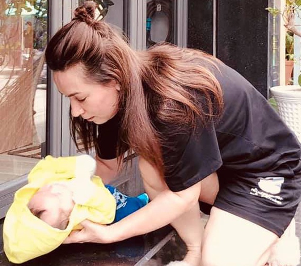 Ca sĩ Phi Nhung nhận nuôi em bé bị bỏ rơi trước cửa nhà