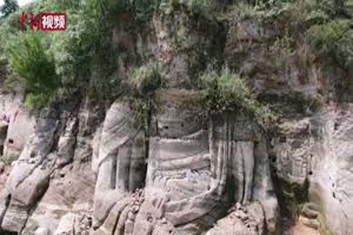 Tượng Phật hơn 1.300 năm tuổi bất ngờ nổi lên trên mặt hồ