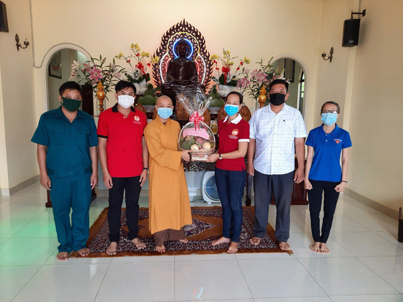 Tp. HCM: H. Củ Chi, UBND xã Phú Hòa Đông chúc mừng Vu Lan tại chùa Hạnh Đức
