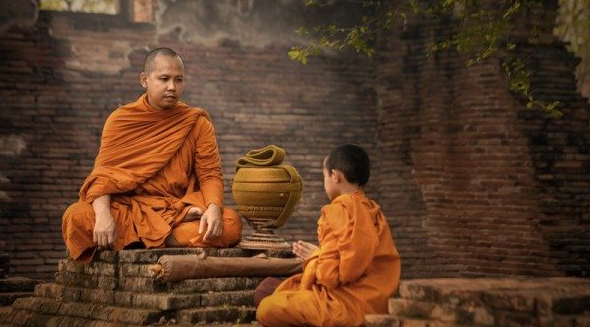 Hòa thượng, chú tiểu và chậu hoa lan