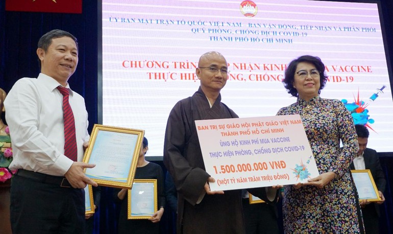 GHPGVN TP.HCM trao 1,5 tỷ đồng đóng góp mua vắc-xin Covid-19 cho người nghèo