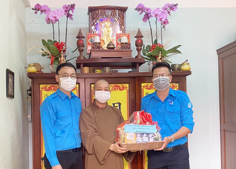 Tp. HCM: Hội liên hiệp thanh niên quận 10 chúc mừng Phật đản PL: 2565 DL: 2021