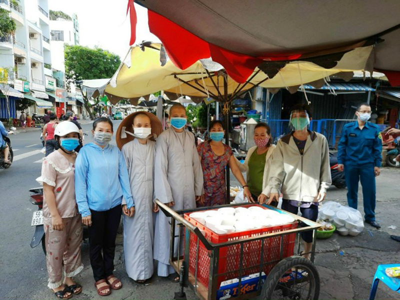 Tp. HCM: Quận 10, chùa Vĩnh Long hỗ trợ hàng ngàn suất ăn chay cho khu cách ly