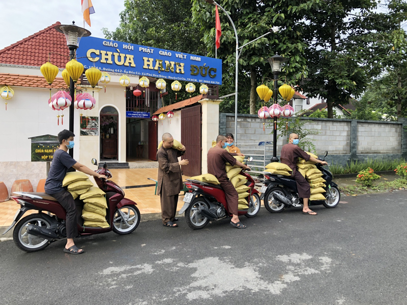 Tp. HCM, H. Củ Chi, Chùa Hạnh Đức tiếp tục hỗ trợ 2 tấn gạo đến với bà con xung quanh chùa và khu nhà trọ ấp Bến Cỏ