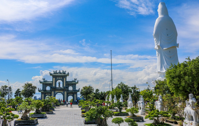 Đến xem ngôi chùa 13 lần tượng Phật "tỏa hào quang"