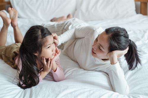 Hãy làm gương cho con bạn về sự tôn trọng qua cách bạn ứng xử hàng ngày với mọi người