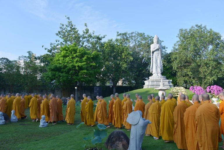 Hàng ngàn Tăng Ni, Phật tử dự lễ Khánh đản Đức Phật A Di Đà tại chùa Huê Nghiêm