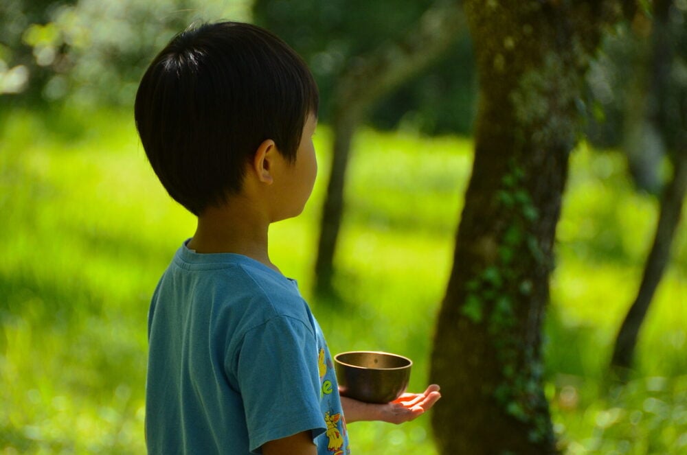 Trẻ nhỏ nghe kinh, niệm Phật thì thiện căn sẽ rất sâu dày