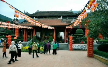 Yên Tử lãng đãng mây ngàn