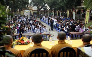 Sĩ tử vào chùa nghe tư vấn chọn trường thi ĐH