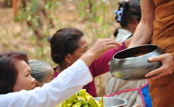 Đón nhận và kính dâng