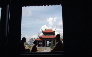 Tiếng chuông chùa giữa trùng khơi
