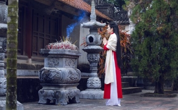 Hoa hậu đi lễ chùa