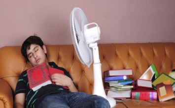 Ngủ dưới quạt máy có hại cho sức khỏe