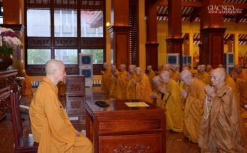 Ngày Tự tứ nói chuyện với người xuất gia