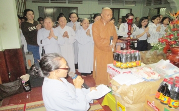 Phật tử cúng dường mùa an cư tại Chùa Bửu Đà