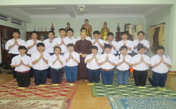 Sinh viên ở chùa đi thi đại học
