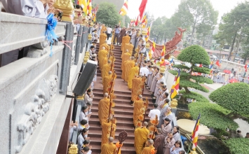 Long trọng cắt băng khánh thành Việt Nam Quốc Tự