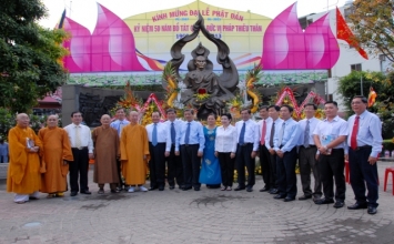 Bí thư Thành ủy dâng hương tại Tượng đài Bồ-tát Quảng Đức