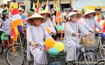 Tăng Ni trẻ tình nguyện đạp xe kêu gọi bảo vệ môi trường