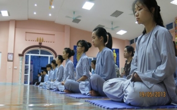 Thanh niên với việc đi chùa
